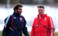 Fussball 1. Bundesliga : Trainer Louis van Gaal mit Hamit Altintop (v. re., FCB)