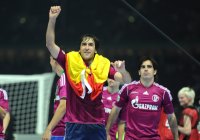 Fussball: DFB Pokal Finale:  Jubel  Raul  mit Spanischer Fahne und Jose Manuel Jurado (v. li., FC Schalke 04)