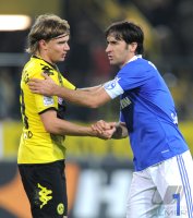 Fussball 1. Bundesliga, Saison 2011/2012: Marcel Schmelzer (li, Borussia Dortmund) mit Raul (FC Schalke 04)
