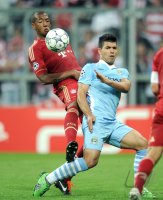 Fussball CHL  Saison 2011/2012:  Jerome Boateng (li, FC Bayern Muenchen) gegen Sergio Agueero (Manchester City)