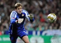 FUSSBALL 1. BUNDESLIGA: Leverkusen, ADLER am Ball