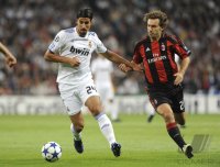 Fussball Champions League  Saison 2010/2011: SAMI KHEDIRA (li, Real Madrid) gegen Andrea Pirlo (re, AC Mailand)