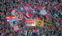 Fussball 1. Bundesliga : FC Bayern Muenchen FANS mit einem BANNER  HOLZKOPF