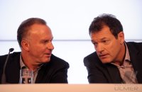 Fussball 1. Bundesliga, Saison 2011/2012:  Vorstandsvorsitzender Karl Heinz Rummenigge mit Marketingchef Andreas Jung (v. li., FC Bayern)