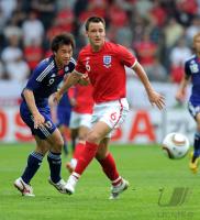 FUSSBALL INTERNATIONAL: Shinji OKAZAKI (li, Japan) gegen John TERRY (re, England)
