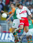 Fussball 1. Bundesliga: Bremen - Stuttgart, Zweikampf