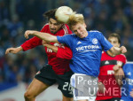 Fussball 1. Bundesliga: Schalke - Leverkusen, Zweikampf