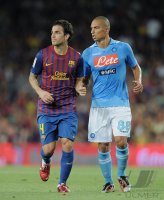 FUSSBALL International 2011/2012 :  Cesc Fabregas (Barca) und  Goekhan Inler (Napoli)