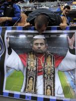 Fussball Champions League Finale: FANS mit Plakat von Trainer Jose Mario Santos Mourinho (Inter)