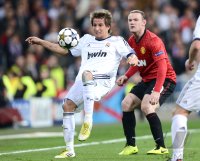 FUSSBALL INTERNATIONAL CHL ACHTELFINALE 12/13: Fabio Coentrao (li, Real Madrid)  gegen Wayne Rooney (Manchester United FC)