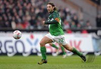 Fussball: 1. Bundesliga Saison 2010/2011: Werder Bremen, FRINGS am Ball