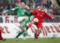 Fussball 1. Bundesliga: Wolfsburg - Bayern, Zweikampf