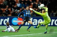 Fussball Champions League  Saison 2010/2011: William Gallas (li, Tottenham Hotspur FC) gegen Javier Zanetti (m, Inter) gegen Heurelho Gomes (re, Tottenham Hotspur FC)