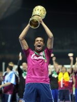 Fussball: DFB Pokal Finale: Jubel mit Pokal Joel Matip (FC Schalke 04)