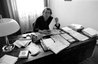 Fussball Bundesliga, Saison 1979/1980: Manager Uli Hoeness am Schreibtisch