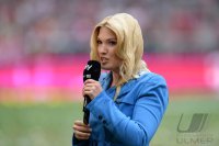 Fussball 1. Bundesliga  Saison  2012/2013: Bierdusche fuer Sky Chefreporterin Jessica Kastrop
