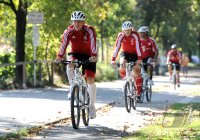 Fussball 1. Bundesliga: Die Mannschaft des FCB macht eine Fahrrad Tour mit dem Mountainbike
