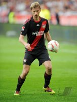 Fussball: 1. Bundesliga Saison 2010/2011: Leverkusen, ROLFES am Ball