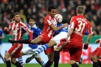 Fussball DFB Pokal 10/11 : Luiz Gustavo (li, FC Bayern Muenchen) gegen Joel Matip (Mitte, FC Schalke 04) und Bastian Schweinsteiger (re, FC Bayern Muenchen)