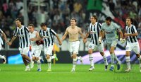 FUSSBALL SERIE A:  JUBEL Emanuele Giaccherini , Claudio Marchisio, Stephan Lichtsteiner , Alessandro Matri,  Gianluigi Buffon, Andrea Pirlo (v. li., Juventus Turin)