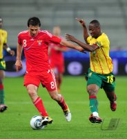 Fussball International Testspiel: Alan Dzagoev (li, Russland) gegen Eyong Enoh (re, Kamerun)