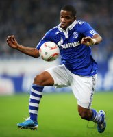 Fussball: 1. Bundesliga Saison 2010/2011: Schalke, FARFAN am Ball