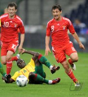 Fussball International Testspiel:  Bendit Angbwa (li, Kamerun) gegen Alan Dzagoev (re, Russland)