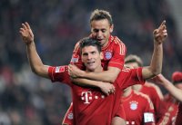 Fussball 1. Bundesliga : Jubel nach dem Tor zum 1:2 Mario Gomez , oben auf Rafinha (FC Bayern Muenchen)