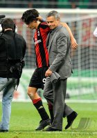 Fussball Champions League  Saison 2010/2011: Filippo Inzaghi (li, AC Mailand) mit Trainer Jose Mourinho (re, Real Madrid)