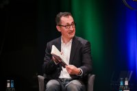 Moderiert von Minister Cem Oezdemir