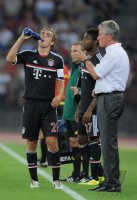 Fussball CHL  Saison 2011/2012: Trainer Jupp Heynckes  (FC Bayern Muenchen) und Philipp Lahm (FC Bayern Muenchen)