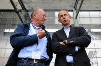 1. Fussball Bundesliga: Vizepraesident Franz Maget mit Trainer Reiner Maurer (v.li., 1860 Muenchen)