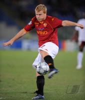 FUSSBALL CHAMPIONS LEAGUE: AS ROM, RIISE Einzelaktion