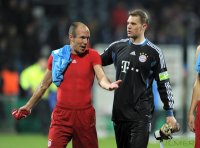 Fussball DFB Pokal 11/12 : Arjen Robben, Torwart Manuel Neuer (v. li., FC Bayern Muenchen)