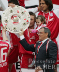 Fussball 1. Bundesliga  FC Bayern Muenchen bekommt die Meisterschale