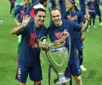 Fussball Champions League Finale 2015: Xavi (Barca) und Andres Iniesta (Barca) mit CHL Pokal