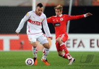 FUSSBALL  UEFA Europa League  10/11:  Timo Gebhart (li, VfB Stuttgart) gegen Fabio Coentrao (re, Benfica Lissabon)