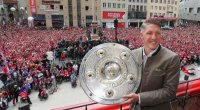 Fussball 1. Bundesliga  Meisterfeier FC Bayern Muenchen 14/15: Bastian Schweinsteiger mit Schale