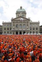FUSSBALL EURO 2008: Niederlaendische Fans bevoelkern die Fanzone in Bern