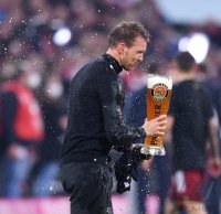Fussball 1. Bundesliga Saison 21/22: JUBEL FC Bayern Muenchen feiert die 32. Meisterschaft