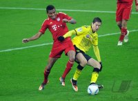 Fussball 1. Bundesliga, Saison 2011/2012: Luiz Gustavo (li, FC Bayern Muenchen) gegen Robert Lewandowski (Borussia Dortmund)