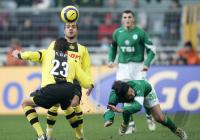 Fussball 1. Bundesliga: Dortmund - Wolfsburg, Zweikampf