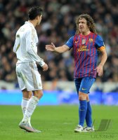FUSSBALL International  COPA DEL REY  11/12:  Cristiano Ronaldo (li, Real Madrid) gibt die Hand Carles Puyol (Barca)