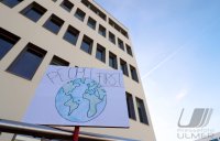 Protestplakat: People first vor dem Tuebinger biopharmazeutisches Unternehmen CureVac AG