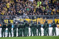 Fussball 2. Bundesliga:  Polizisten auf dem Rasen der Allianz Arena