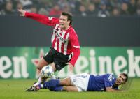 Fussball CL: Schalke - Eindhoven, Zweikampf