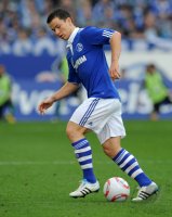 Fussball: 1. Bundesliga Saison 2010/2011: Schalke 04, BAUMJOHANN am Ball