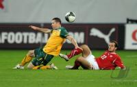 FUSSBALL NATIONALMANNSCHAFT: Xavier MARGAIRAZ (re, Schweiz) gegen Brett EMERTON (li, Australien)
