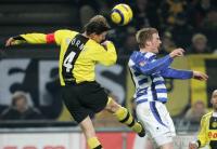 Fussball 1. Bundesliga: Dortmund - Duisburg, Zweikampf