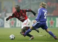 Fussball UCL: Mailand - Schalke, Zweikampf